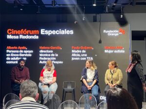 Foto de los participantes en el Cineforum Especiales de Fundacion Orange